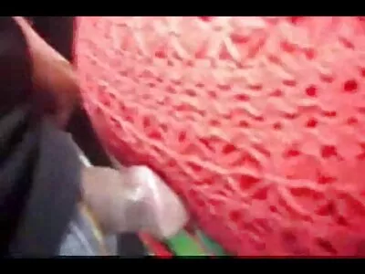 పెద్ద గాడిదతో అందగత్తె ఆత్మవిశ్వాసంపై దూకుతుంది