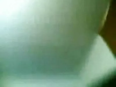డ్యూడ్ ఆసియా గర్ల్‌ఫ్రెండ్‌తో సరదాగా ఉంటాడు