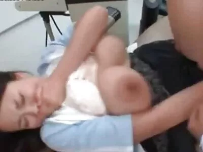 శ్యామల బిచ్ ఒక హార్డ్ డిక్ పీలుస్తుంది